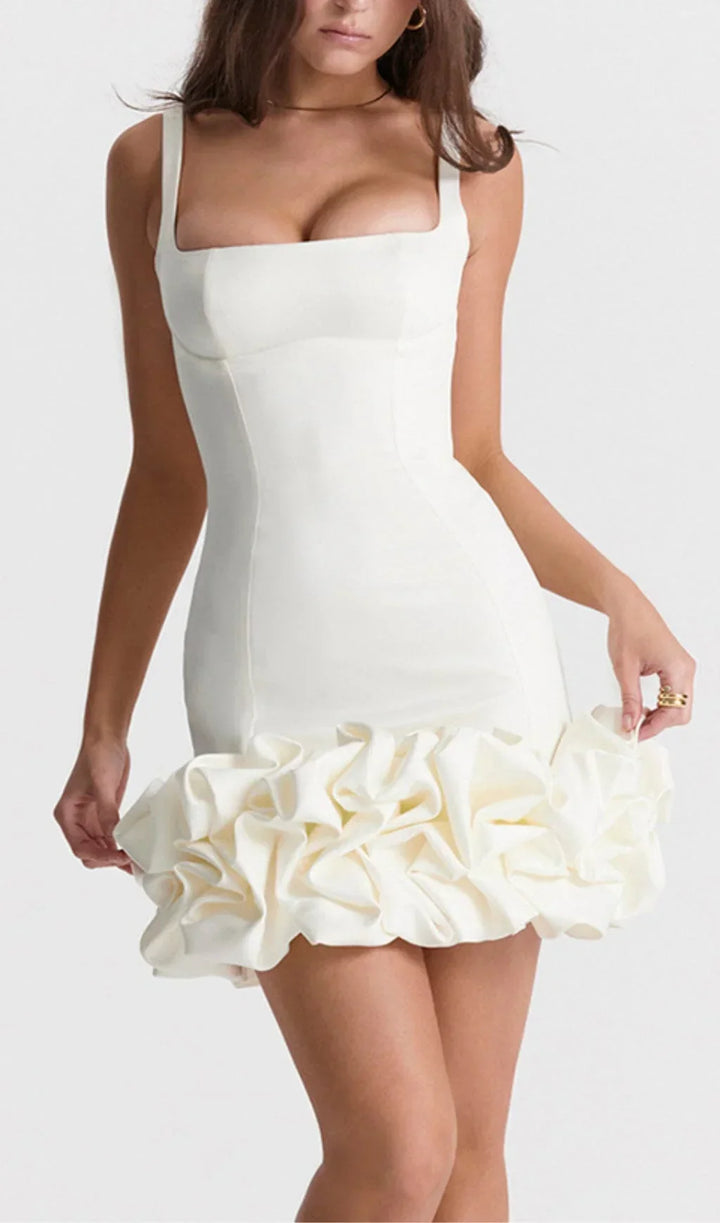 Robe mini femme blanche à volants en coton léger, avec des manches courtes et un décolleté en V. Parfaite pour l'été.