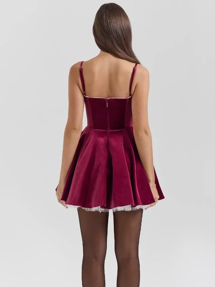 Robe mini bordeaux en coton, décolleté dos nu, ajustée à la taille, idéale pour les soirées d'été élégantes.