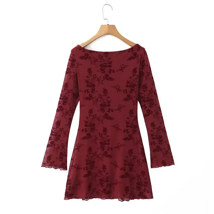 Robe mini femme bordeaux en dentelle florale, manches longues, idéale pour une tenue élégante et raffinée.