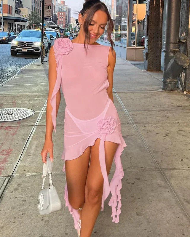 Robe mini femme lilas à dos nu en satin doux, avec des bretelles ajustables et une coupe fluide pour un look léger.