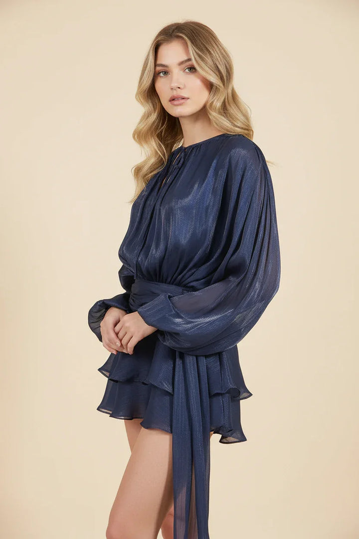 Robe mini femme en tissu fluide, manches ballon, coupe légère et décontractée, idéale pour les journées estivales.