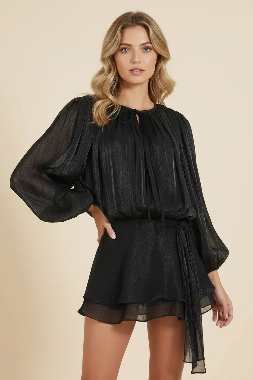 Robe mini femme en tissu fluide avec manches ballon, offrant un look décontracté et élégant pour diverses occasions.