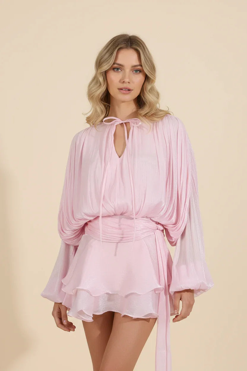 Robe mini femme à manches ballon, en tissu fluide, avec un design léger et des détails raffinés pour un look décontracté.