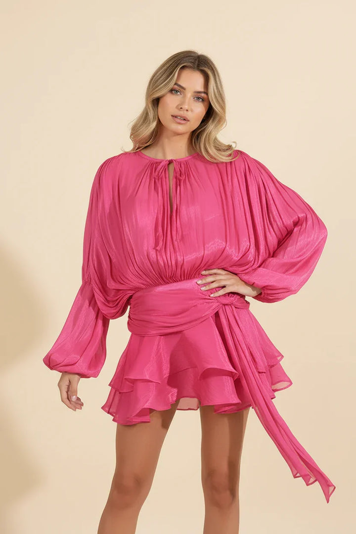 Robe mini femme à manches ballon, confectionnée dans un tissu fluide et léger, parfaite pour les jours d'été.