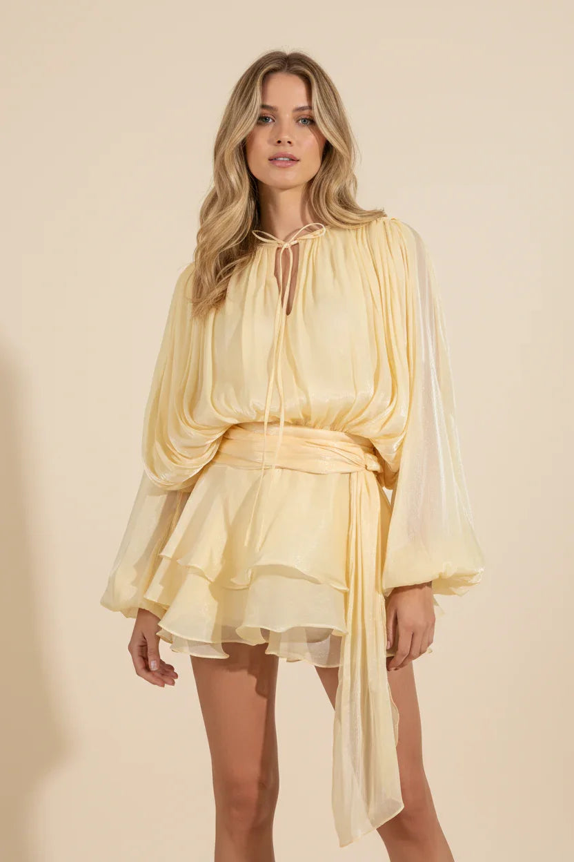 Robe mini femme en tissu fluide, manches ballon, coupe légère et décontractée, idéal pour les occasions estivales.