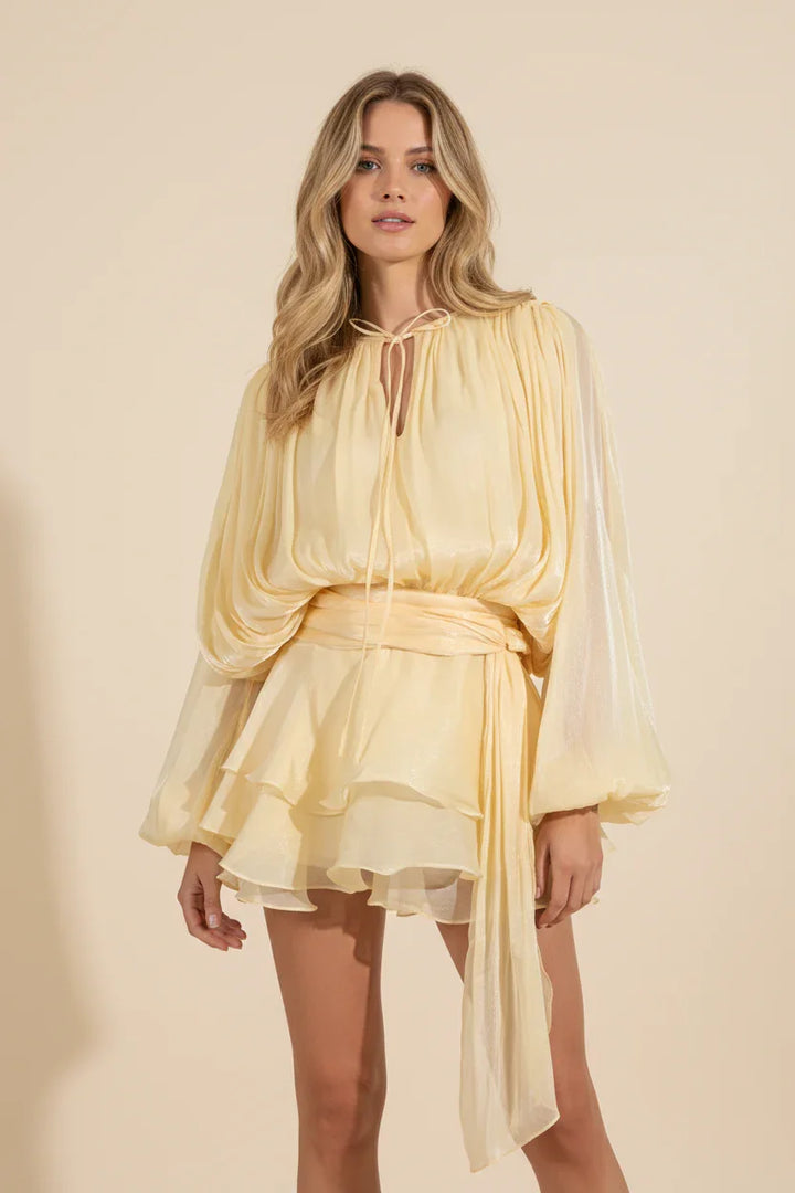 Robe mini femme en tissu fluide, manches ballon, coupe légère et décontractée, idéal pour les occasions estivales.
