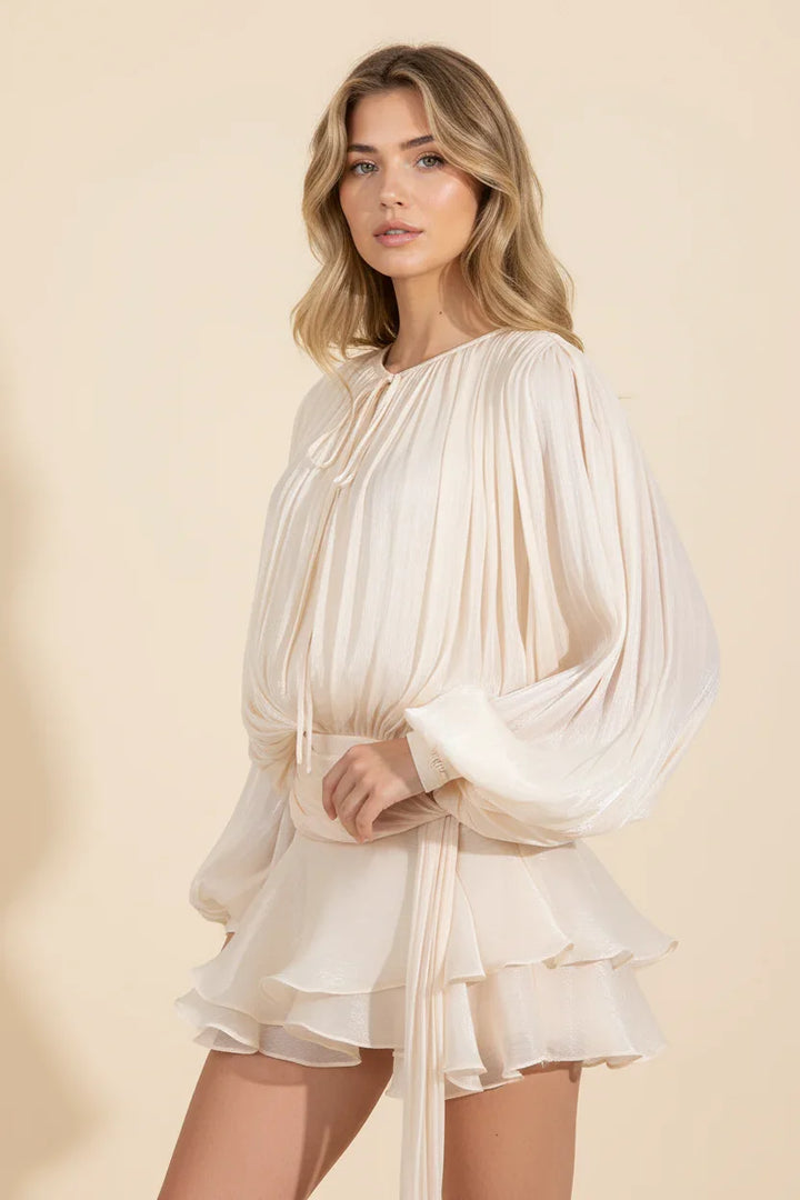 Robe mini femme champagne, manches ballon, tissu fluide avec un design léger et élégant, parfaite pour les occasions…
