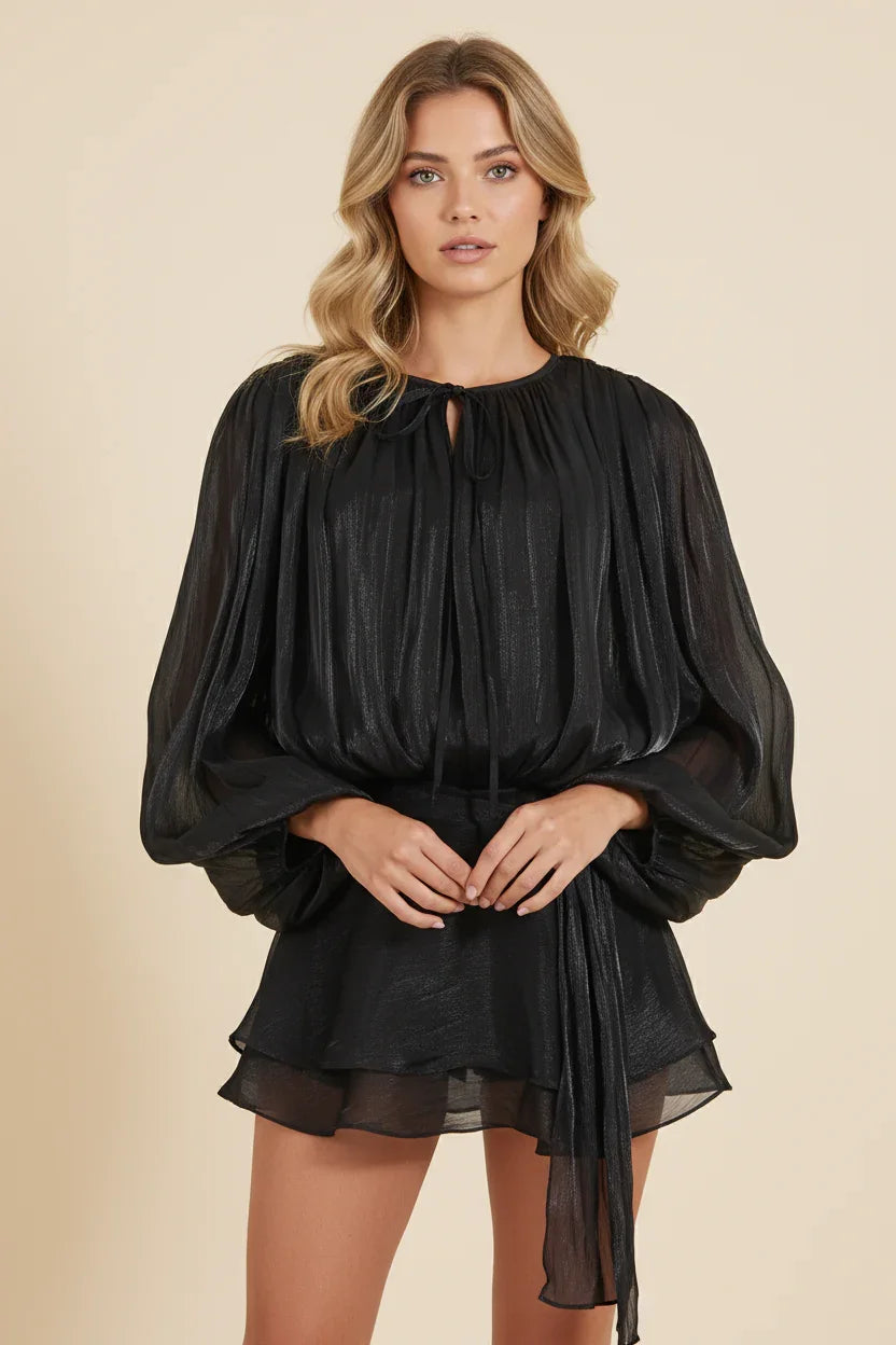 Robe mini femme noire, manches ballon, en tissu fluide pour un confort optimal et un style décontracté et élégant.