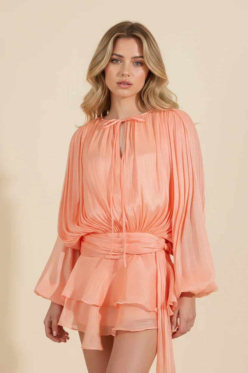 Robe mini femme en tissu fluide, manches ballon et couleur pêche, idéale pour un look décontracté et élégant.