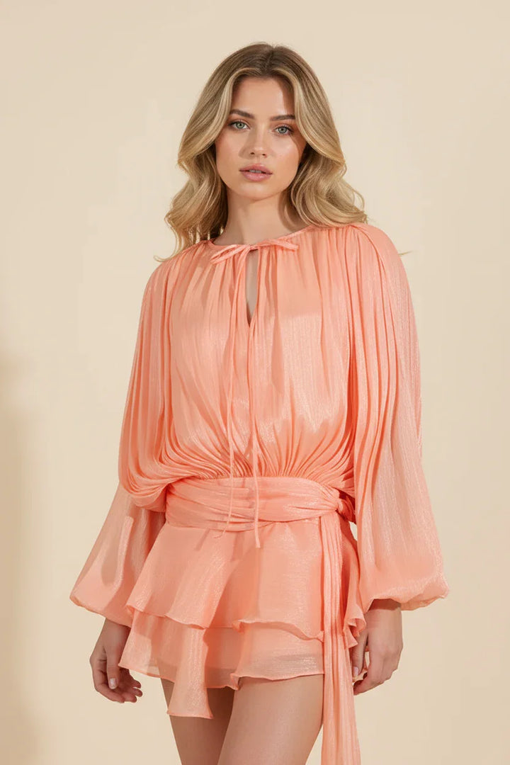 Robe mini femme en tissu fluide, manches ballon et couleur pêche, idéale pour un look décontracté et élégant.