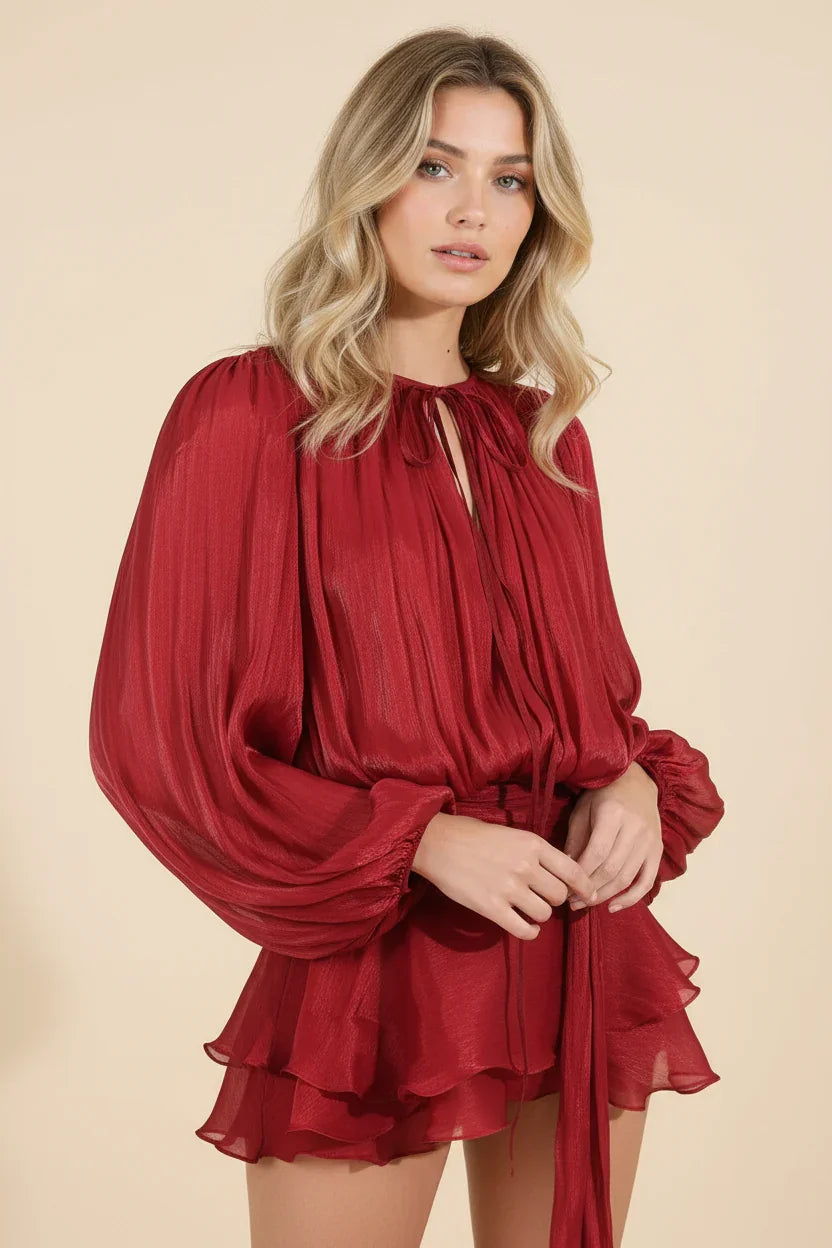 Robe mini femme rouge en tissu fluide avec manches ballon et design léger, idéale pour une tenue décontractée.