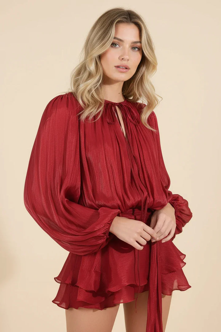 Robe mini femme rouge en tissu fluide avec manches ballon et design léger, idéale pour une tenue décontractée.