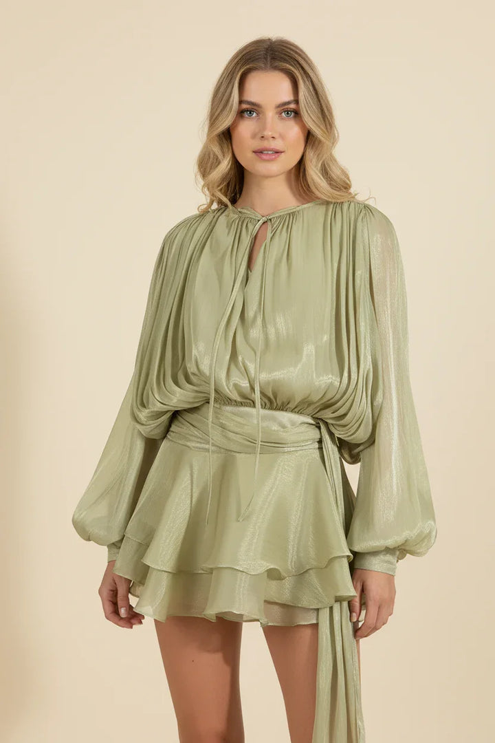 Robe mini verte pour femmes, manches ballon, en tissu fluide et léger, idéale pour les journées d'été.