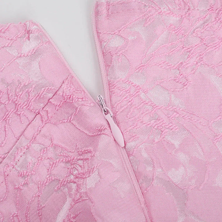 Robe mini rose à bretelles en coton léger, coupe ajustée, parfaite pour les journées d'été décontractées.