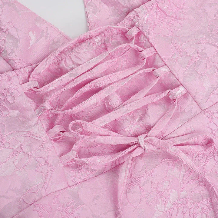 Robe mini rose à bretelles, en coton léger, avec un design fluide et une coupe décontractée pour un look printanier.