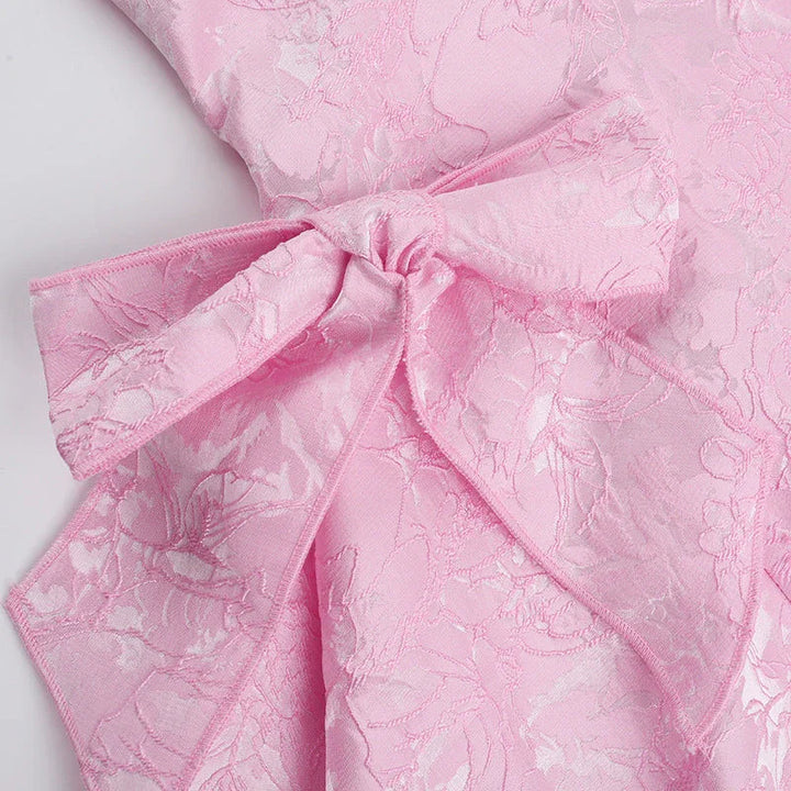 Robe mini rose à bretelles pour femme, en coton léger, avec un design épuré et une coupe confortable pour les journées d'été.
