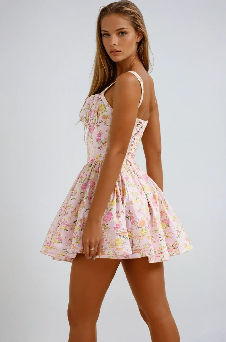 Robe courte fleurie rose à corset, en coton léger, avec bretelles larges et imprimé floral pour un look estival.