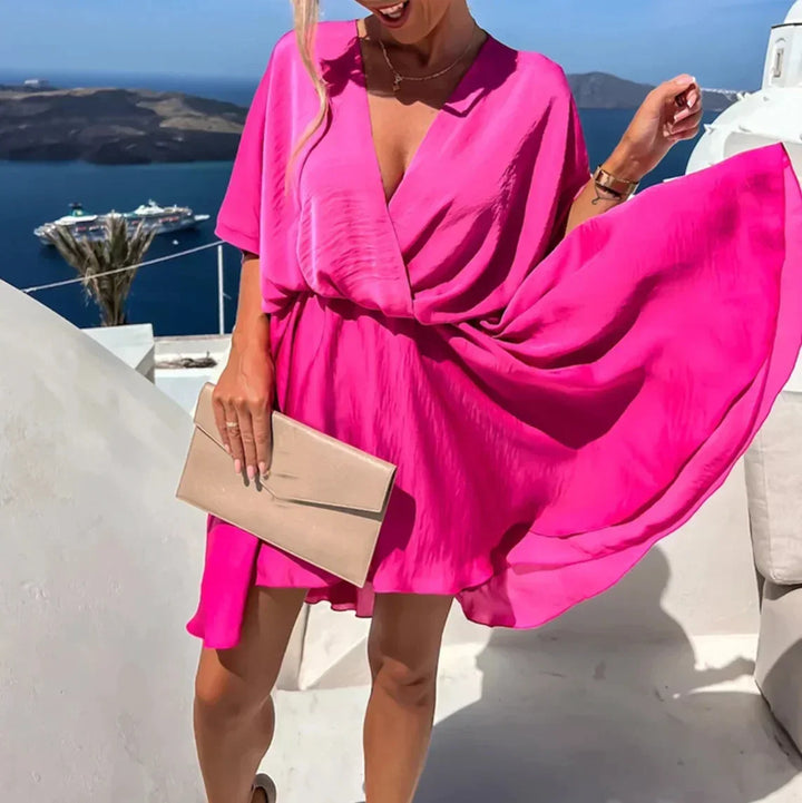 Robe courte fluide cache-cœur en viscose, manches courtes, adaptée pour soirées estivales, disponible en plusieurs couleurs.
