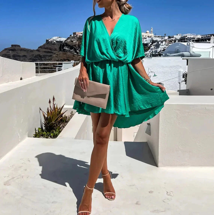 Robe courte fluide cache-cœur en polyester, manches courtes, idéale pour les soirées d'été, disponible en plusieurs couleurs.