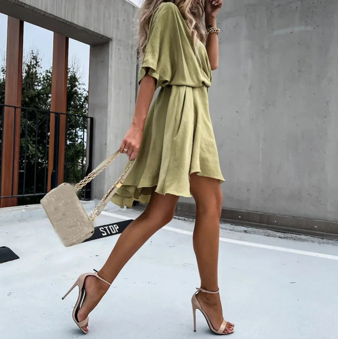 Robe courte fluide cache-cœur à manches courtes, en tissu léger, parfaite pour des soirées d'été, disponible en plusieurs…