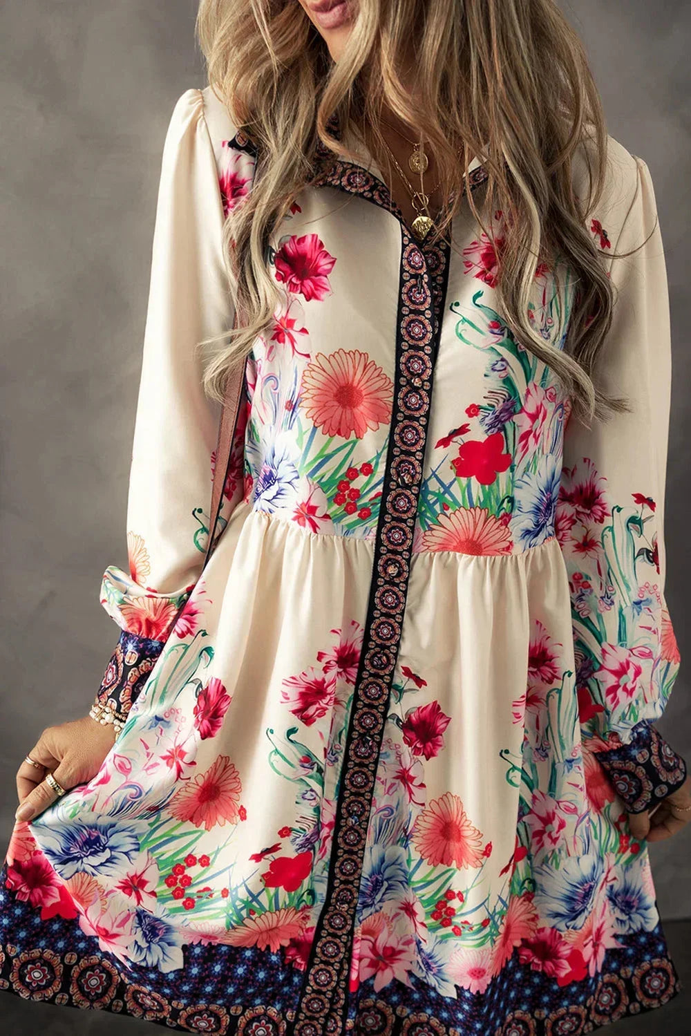 Robe courte fluide à imprimé floral multicolore, manches longues, en tissu léger, idéale pour les journées d'été.