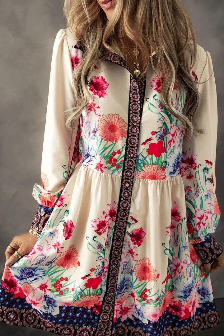 Robe courte fluide à imprimé floral multicolore, manches longues, en tissu léger, idéale pour les journées d'été.