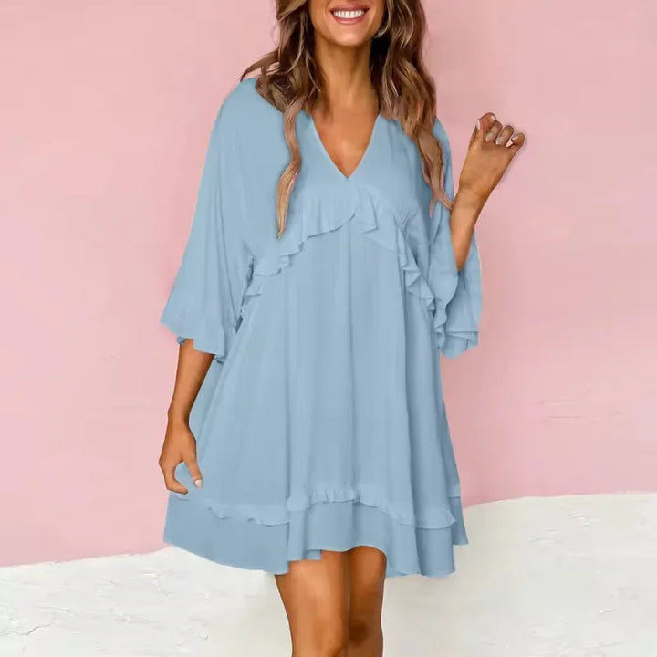 Robe courte fluide à volants, col V, manches larges, en tissu léger, parfait pour une silhouette décontractée et élégante.