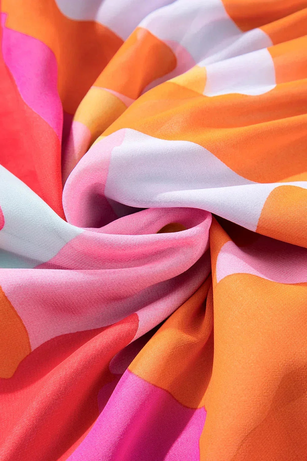 Robe courte colorée avec décolleté en V, en tissu léger, manches longues, idéale pour les journées d'été à la plage.
