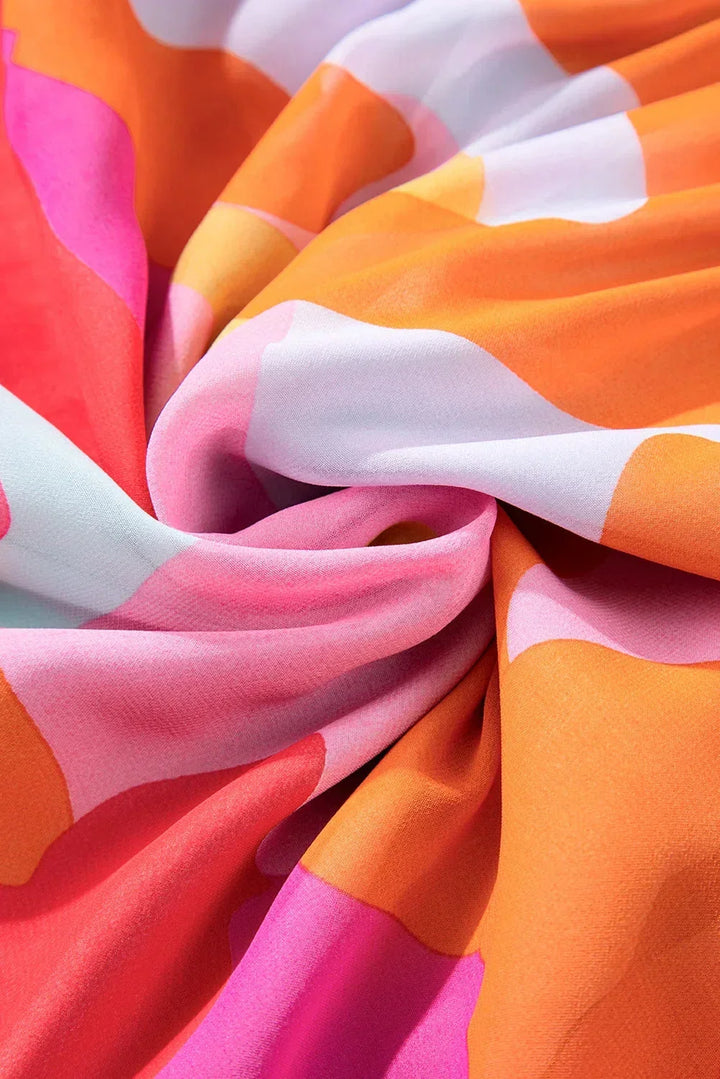 Robe courte colorée avec décolleté en V, en tissu léger, manches longues, idéale pour les journées d'été à la plage.
