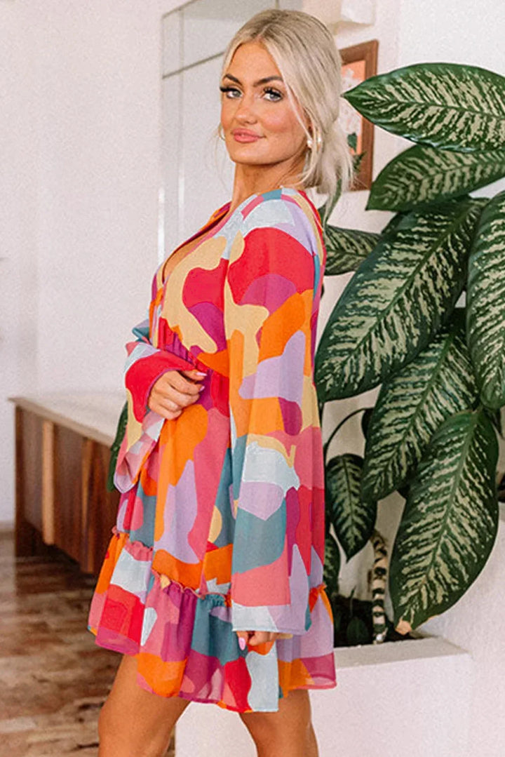 Robe courte colorée avec décolleté en V et manches longues, fabriquée en tissu léger, idéale pour les journées d'été à la…