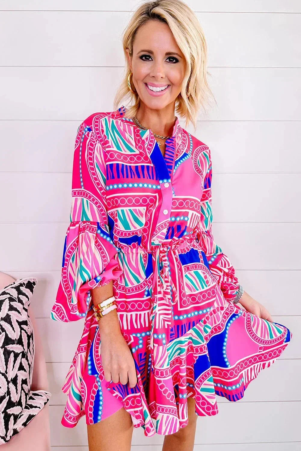 Robe courte rose à manches longues, col boutonné, imprimée tribale, en tissu léger idéal pour la plage et les vacances d'été.