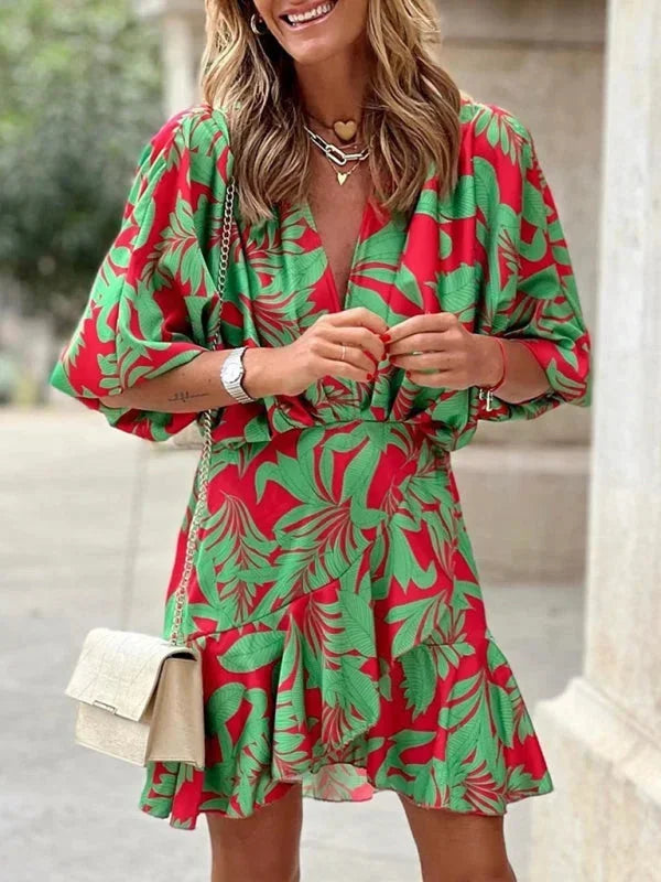 Robe courte en coton léger, imprimée tropicale rouge, avec manches évasées, parfaite pour l'été et les journées à la plage.