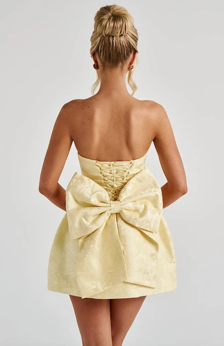 Robe courte jacquard dos nu avec nœud, sans bretelles, en tissu texturé pour un look élégant et audacieux.