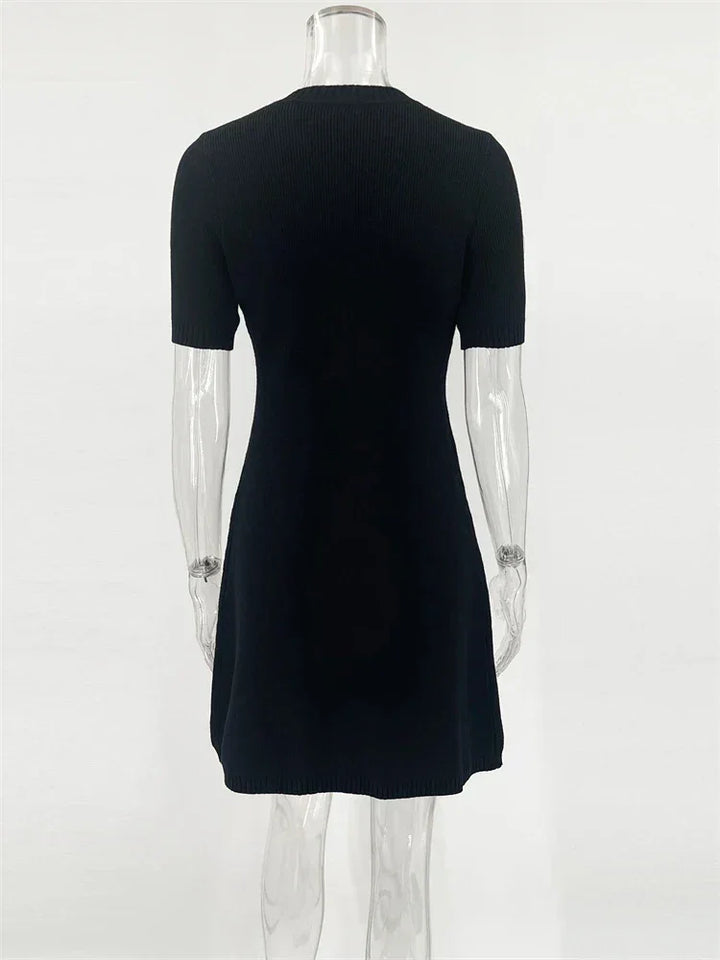 Robe mini en maille légère, boutons classiques, manches courtes, idéale pour les journées estivales décontractées.