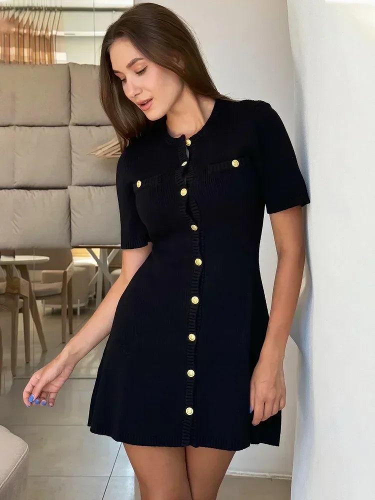 Robe mini en maille pour femme, dotée de boutons et de manches courtes, idéale pour un look décontracté et stylé.