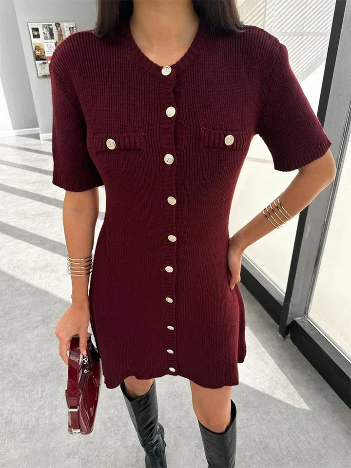 Robe mini en maille, couleur Bourgogne, avec boutons décoratifs et manches courtes pour un style décontracté.