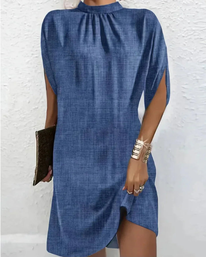Robe courte en tissu léger, manches chauve-souris, col plissé, idéale pour soirées, disponible en plusieurs couleurs.