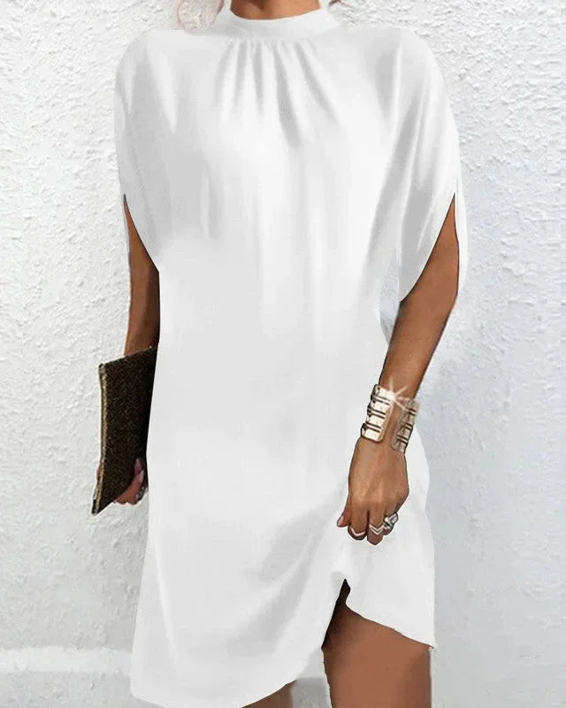 Robe courte en tissu léger, manches chauve-souris et col plissé, disponible en plusieurs couleurs pour soirées.