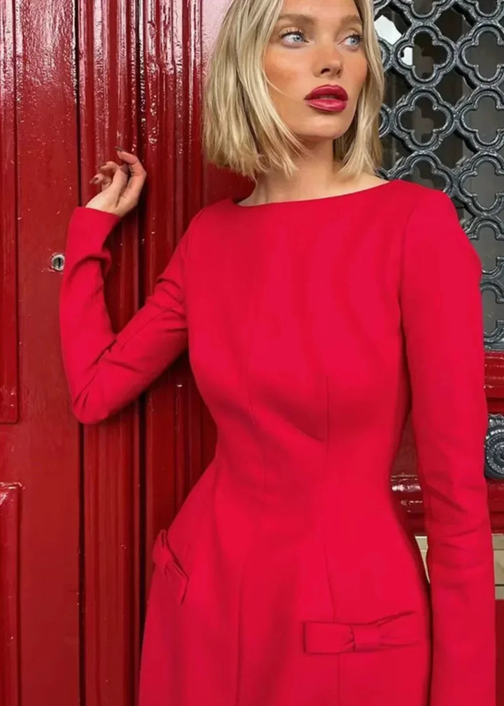 Robe courte à manches longues avec nœud et détails colorés, en tissu léger, idéale pour des événements en soirée.