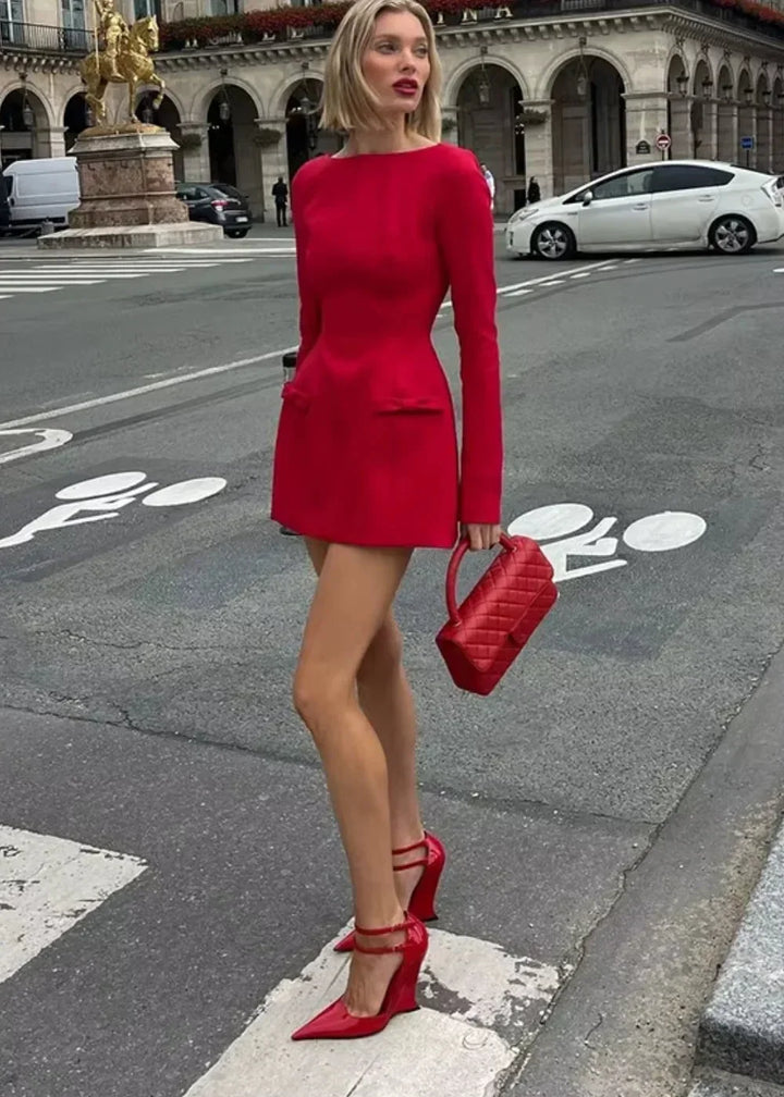 Robe courte à manches longues avec nœud, en tissu léger, disponible en plusieurs couleurs pour des occasions festives.