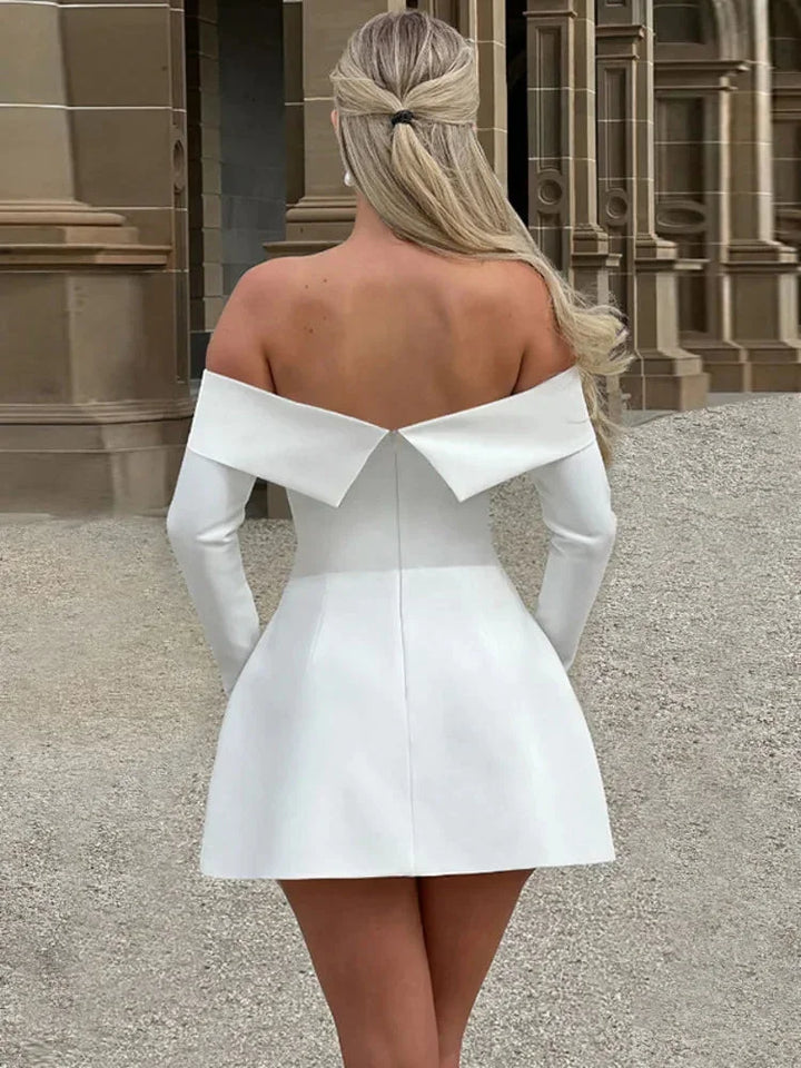 Robe courte élégante à manches longues, épaules dénudées, en tissu doux, avec poches pratiques, idéale pour les soirées.