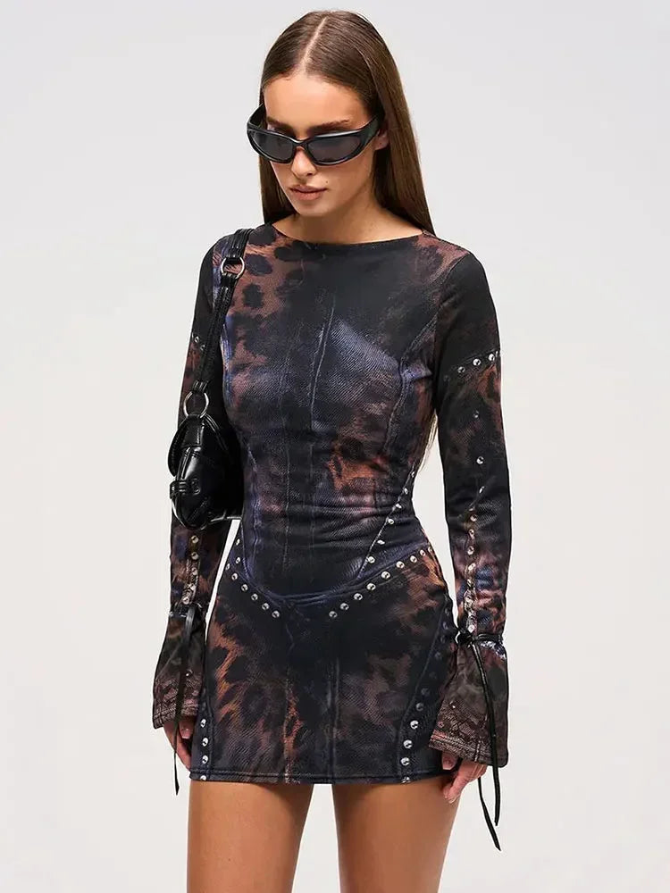 Robe courte noire avec imprimé abstrait, clous décoratifs, manches longues, en tissu léger, idéale pour sortir en soirée.