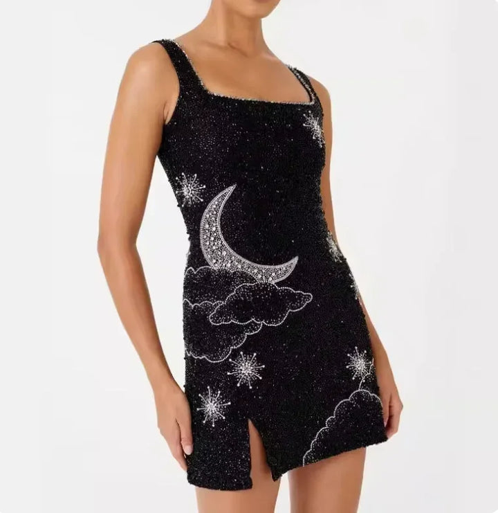 Robe courte noire en tissu pailleté, fendue sur le côté avec bretelles larges, parfaite pour des soirées festives.