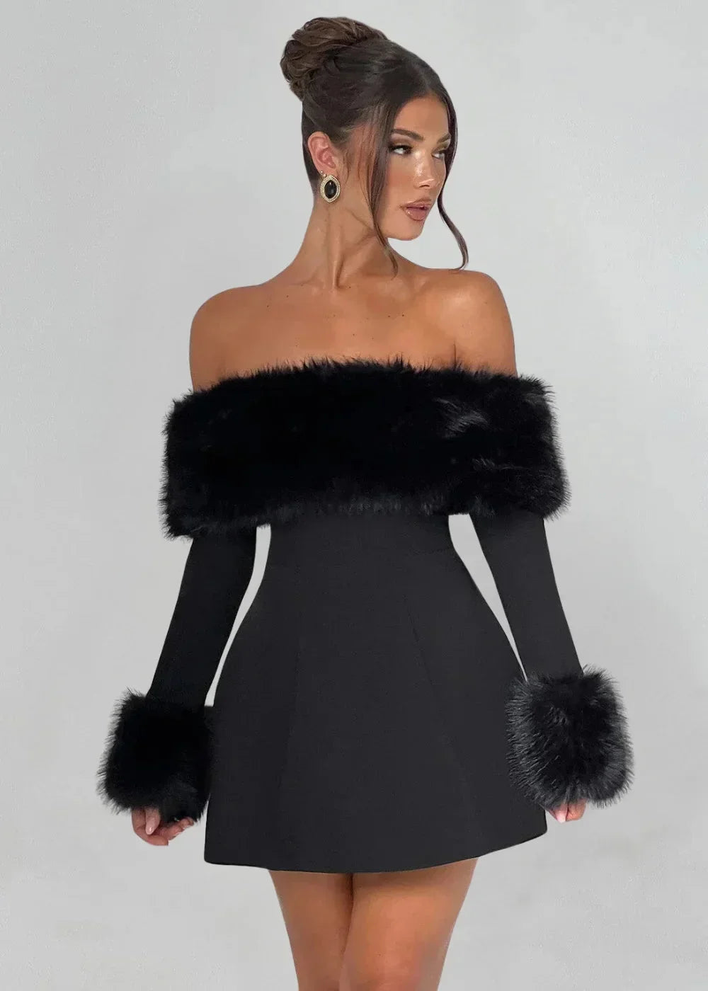 Robe courte noire avec épaules dénudées, détails en fourrure, idéale pour une soirée élégante. Fabriquée en tissu doux et…