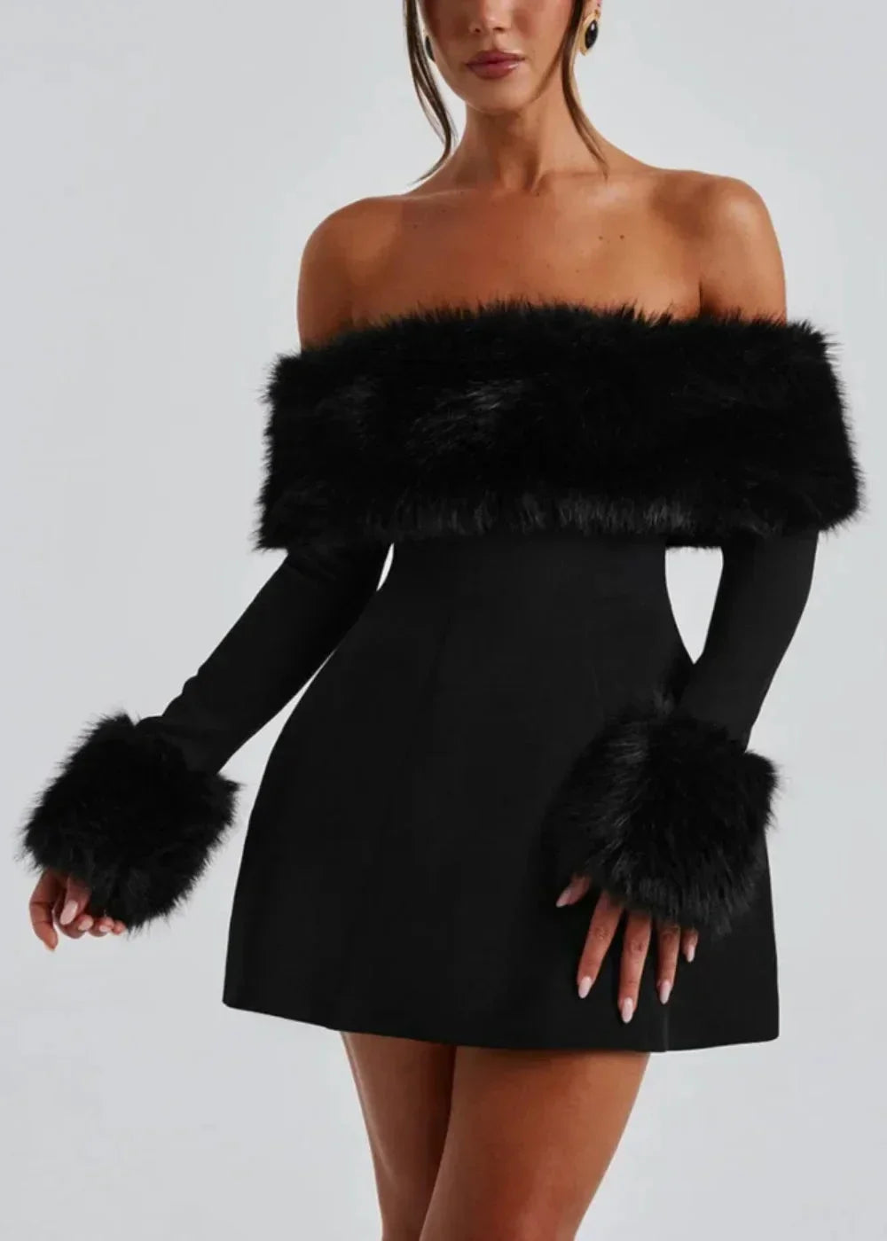 Robe courte noire avec épaules dénudées et détails en fourrure, parfaite pour une soirée élégante. Fabriquée en tissu doux.