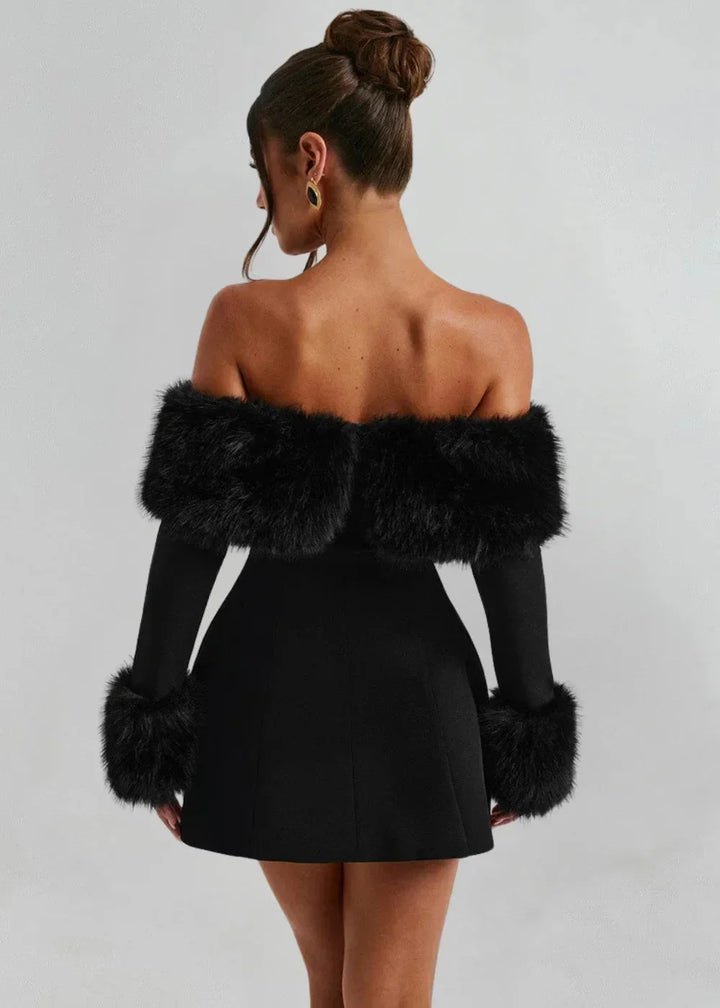 Robe courte noire en tissu doux, épaules dénudées, ornée de accents en fourrure pour un look élégant lors des soirées.