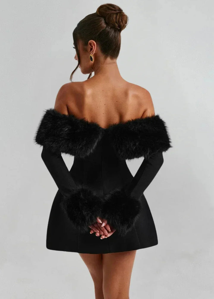Robe courte noire à épaules dénudées, en tissu léger, avec accents en fourrure pour un look élégant lors des soirées.