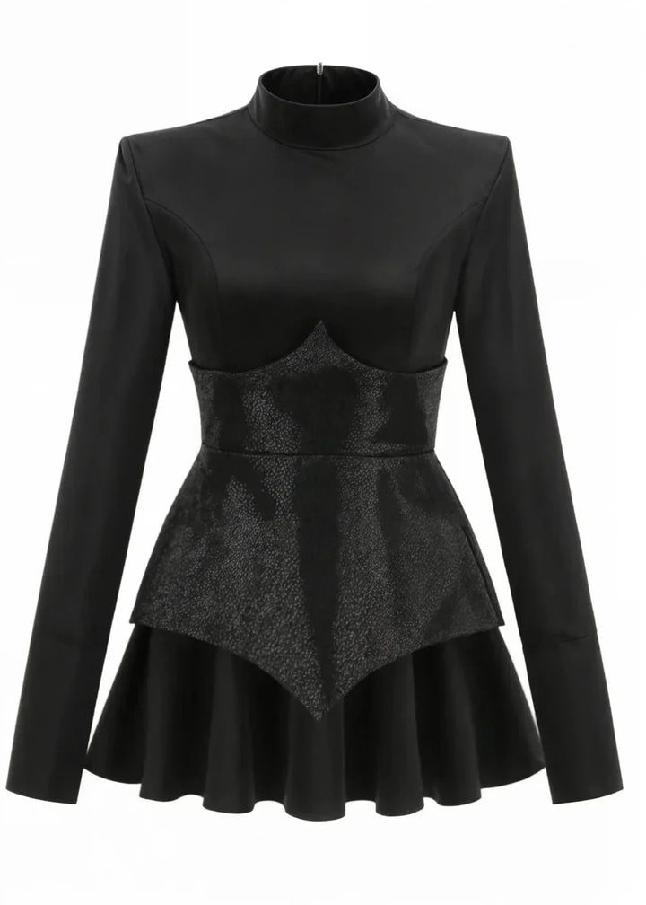 Robe courte noire en tissu doux, peplum, sequins brillants et manches longues pour une soirée élégante.