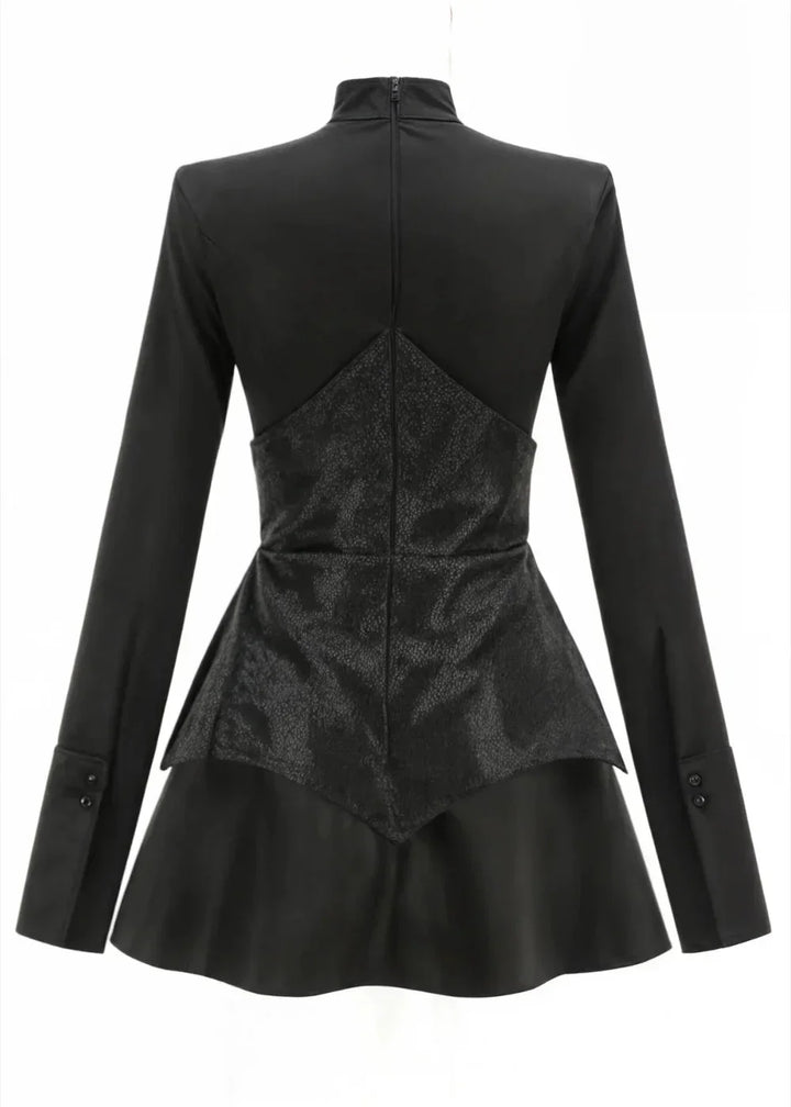 Robe courte noire en tissu fluide, peplum élégant, sequins scintillants et manches longues pour soirées habillées.