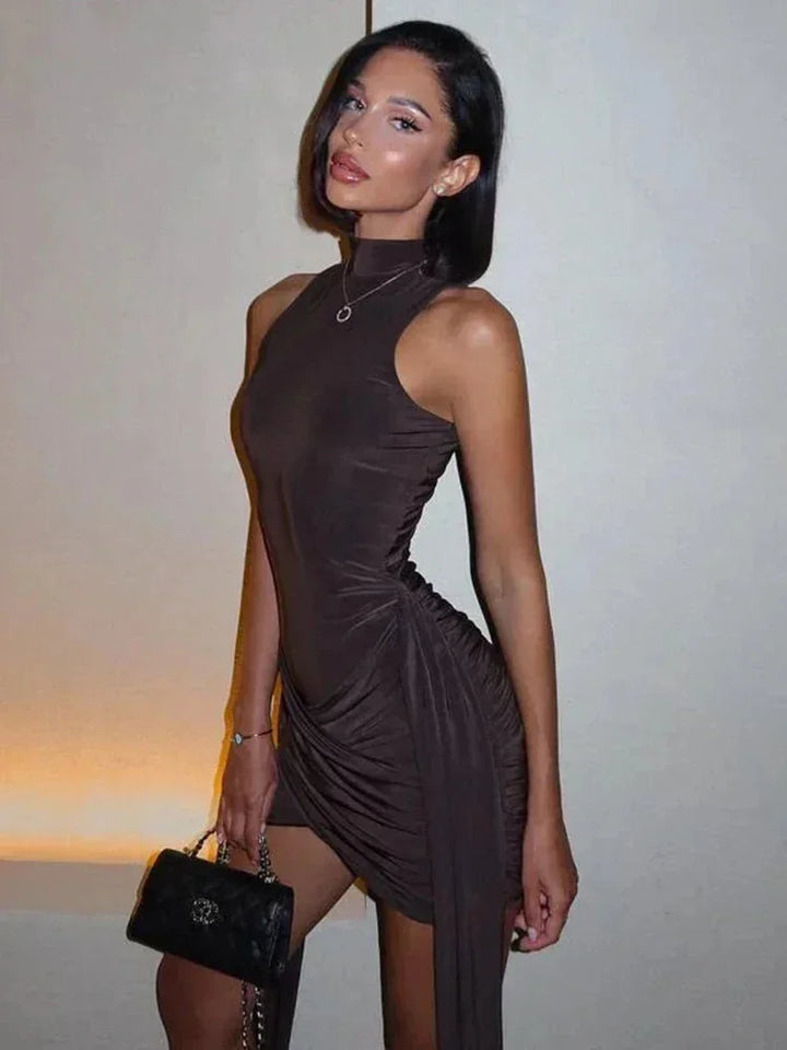 Robe courte noire sans manches en tissu confortable, col montant élégant et coupe ajustée pour une silhouette féminine.